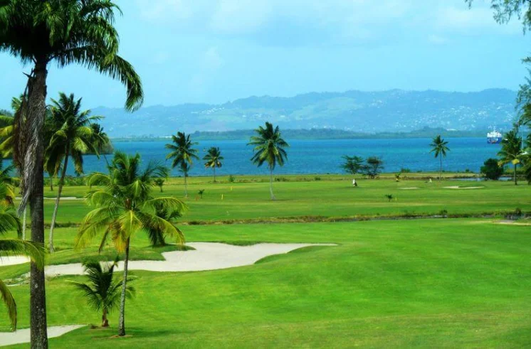 Golf des Trois-Îlets — fairway face à la baie