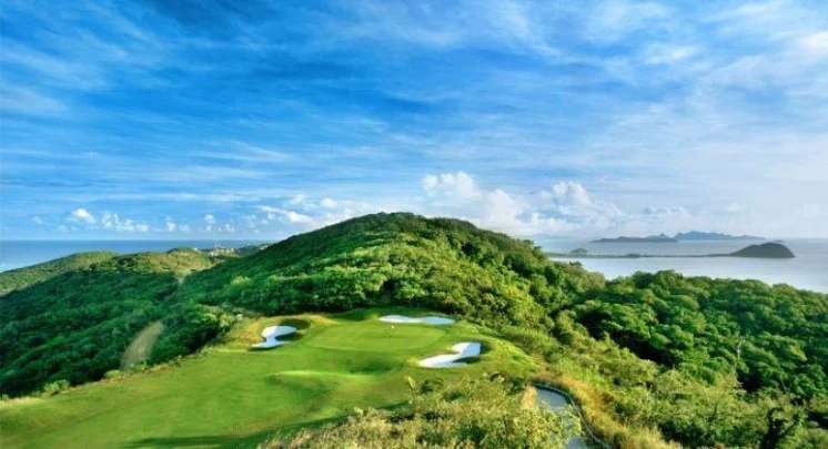 Grenadines Estate — le trou n°13 au-dessus du lagon
