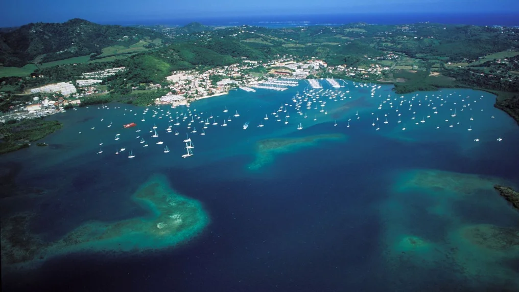 Marina du Marin — retour à quai au couchant