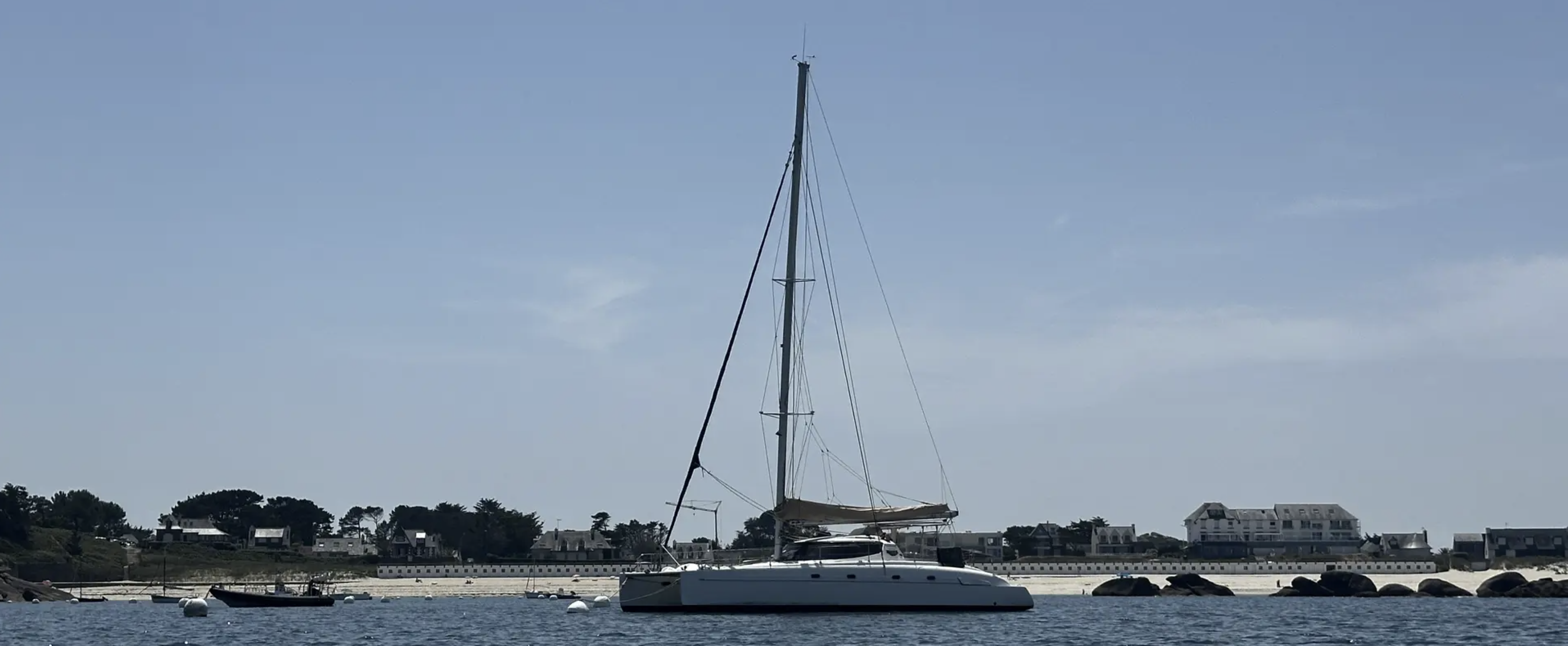 Le catamaran au mouillage